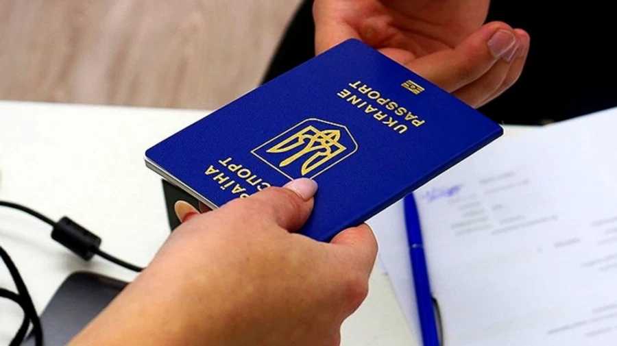 Українським чоловікам за кордоном почали видавати паспорти – ОП