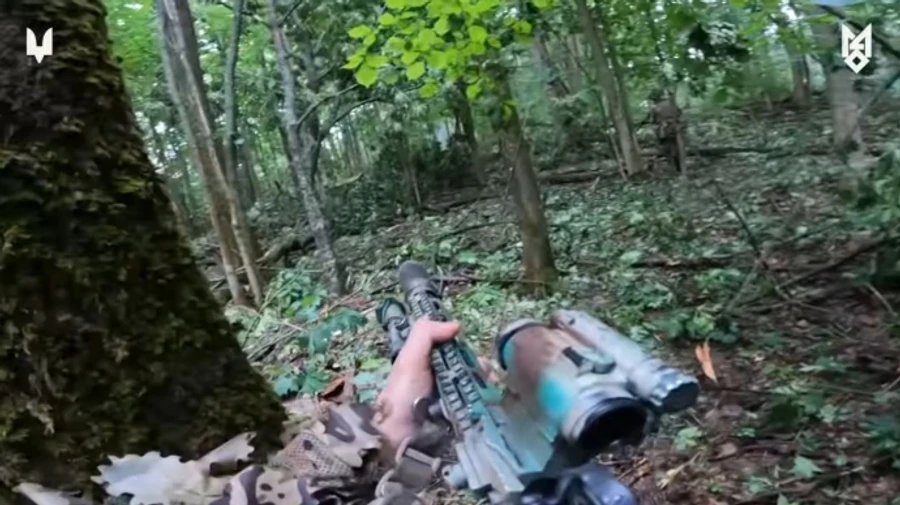 Ukrainian Special Forces approach Russian border position from rear – video