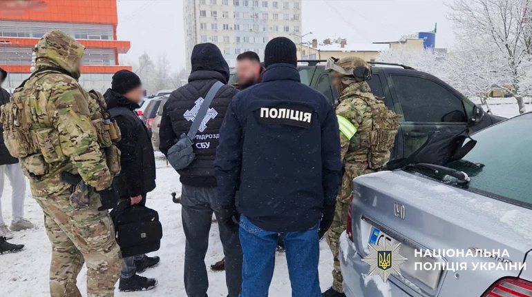 Миникамера в пуговице и наушник в ухе: СБУ и полиция разоблачили схему сдачи экзаменов по ПДД