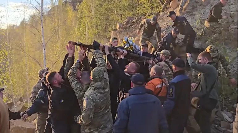 У кар’єрі на Рівненщині знайшли 10-річного хлопчика, який зник добу тому: його шукали 350 людей