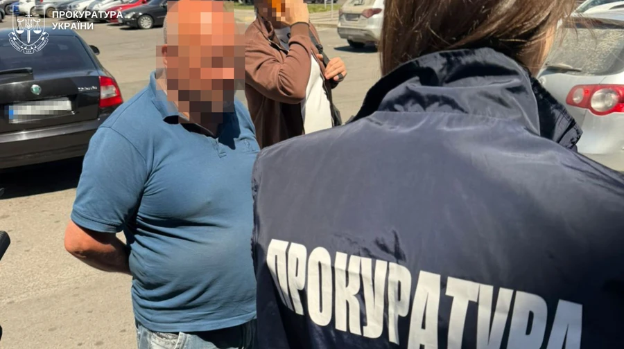 Незаконный выезд из Украины за $15 тысяч: на схеме задержаны экс-депутат с сыном