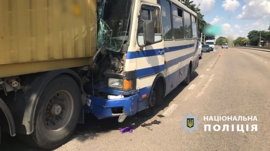 В Одессе маршрутка въехала в грузовик: 13 пострадавших