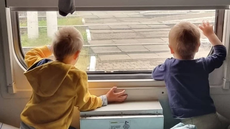 Немовлят вкладали по двоє на сидіння: історія евакуації дитячого будинку з Харкова