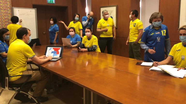 Канадские дипломаты надели форму украинской сборной