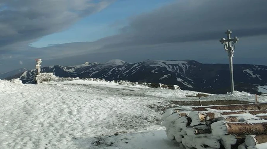 У горах лежить сніг на третій день літа