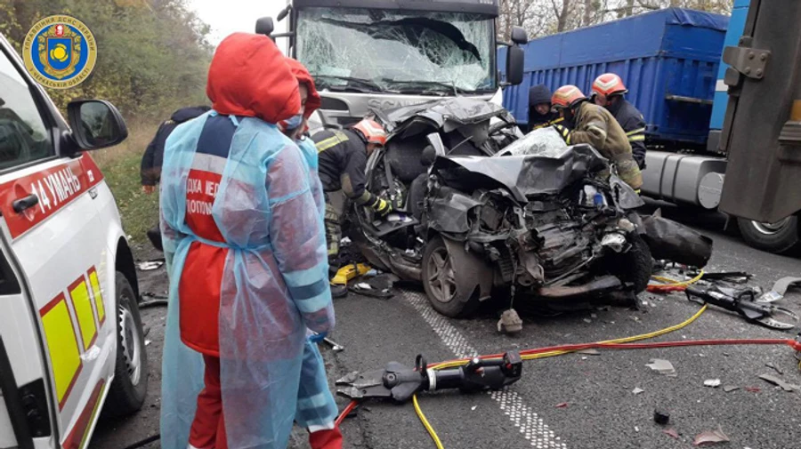 Легковушку зажало между грузовиками: 2 человека погибли