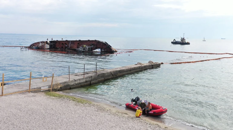 В Одесі почали піднімати танкер Delfi