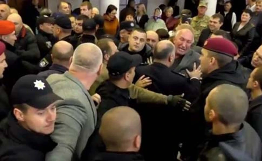 Столкновения на заседании горсовета Конотопа: 50 задержанных, 4 полицейских пострадали