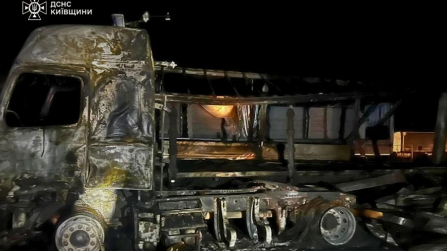В Киевской области из-за атаки РФ горела стоянка ТЦ, во второй раз оккупанты ударили по спасателям