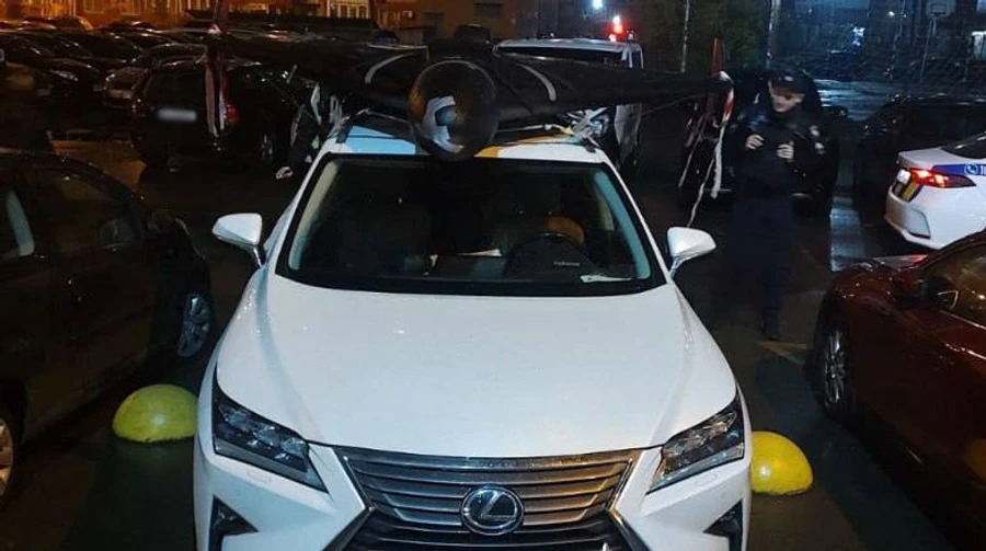 У Києві чоловік перевозив на даху автомобіля Шахед: поліція вилучила дрон
