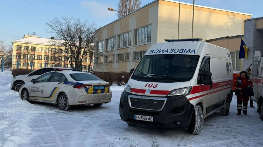 У Києві учень напав з ножем на вчительку та однокласників – поліція