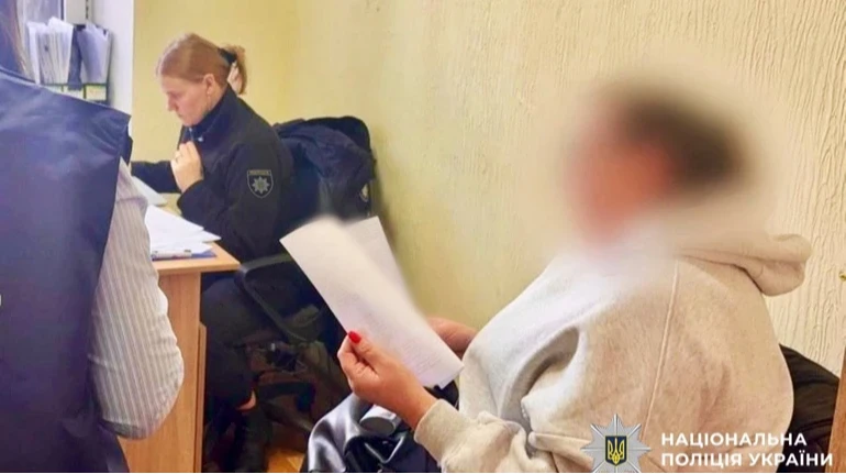 Била палками и не пускала в школу: на Киевщине получила подозрение мать-воспитательница ДДСТ