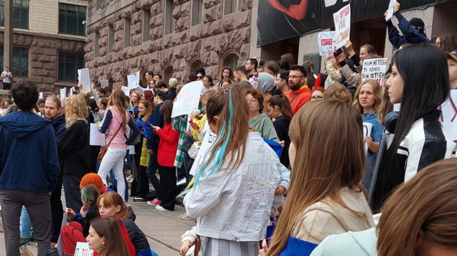 Під КМДА мітингують проти скандальних закупівель під час війни