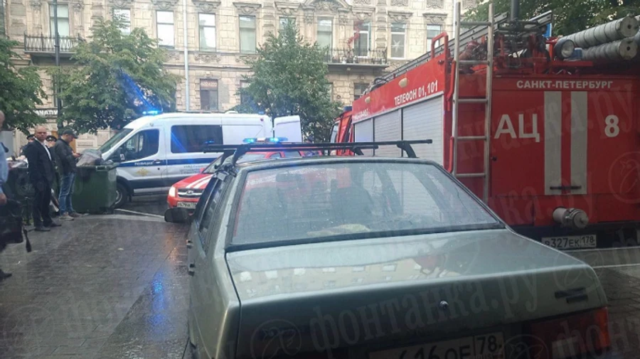 В Петербурге мужчина протаранил военкомат и поджег его