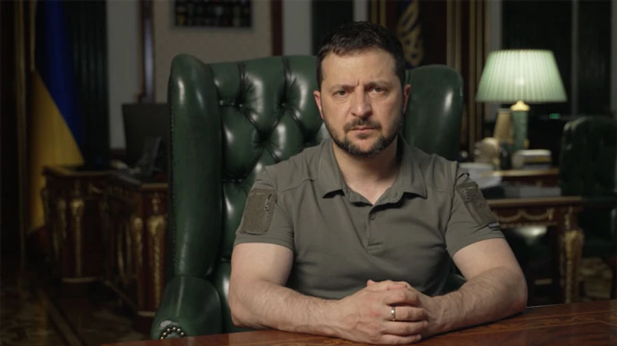 Zelenskyy holds off-site Commander-in-Chief meeting: hears reports of military commanders