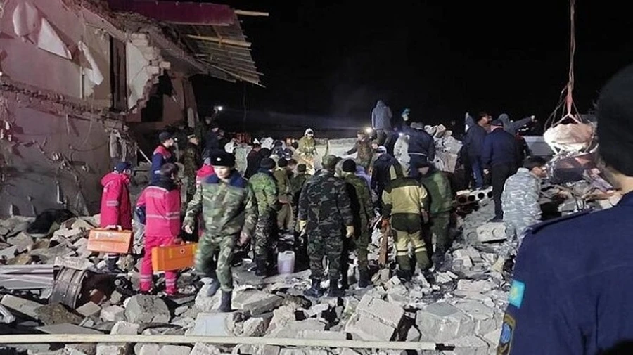 В Казахстане из-за взрыва газового баллона обвалился подъезд, есть погибший и пострадавшие