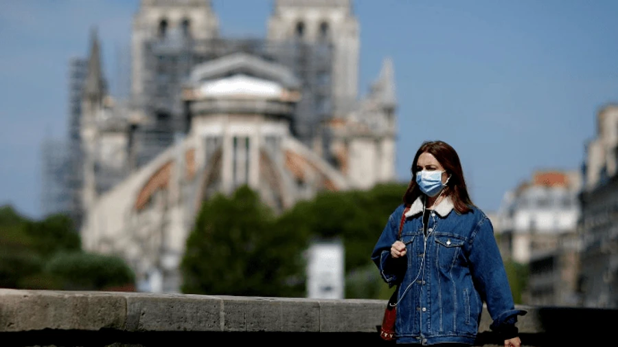 Количество ежедневных COVID-случаев во Франции упало до минимума 2021 года