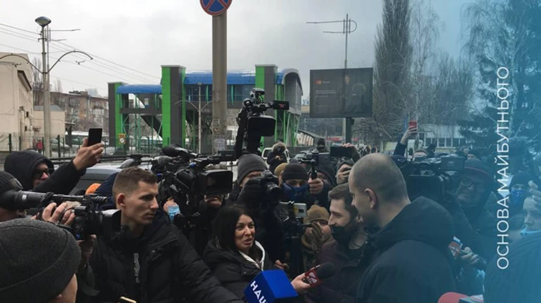 Десятки молодых людей штурмовали телеканал НАШ: требуют закрыть