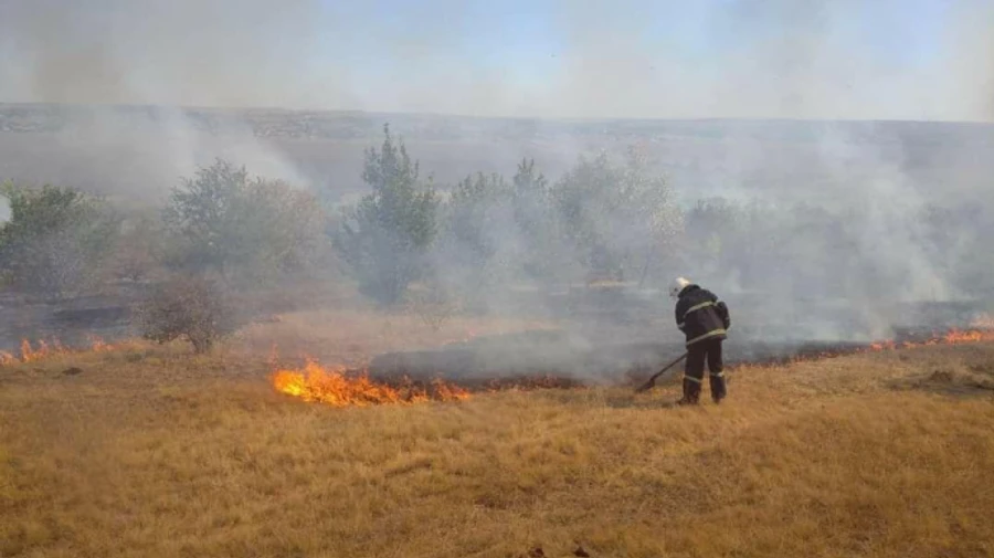 Пожар на линии разграничения: более 10 взрывов и ранен спасатель