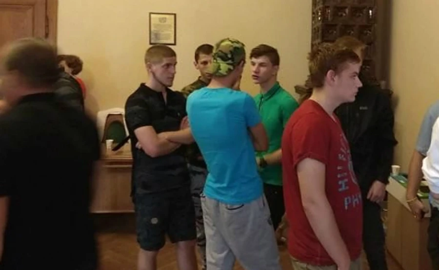 Нацкорпус увірвався до львівської мерії допомогти стоматологам