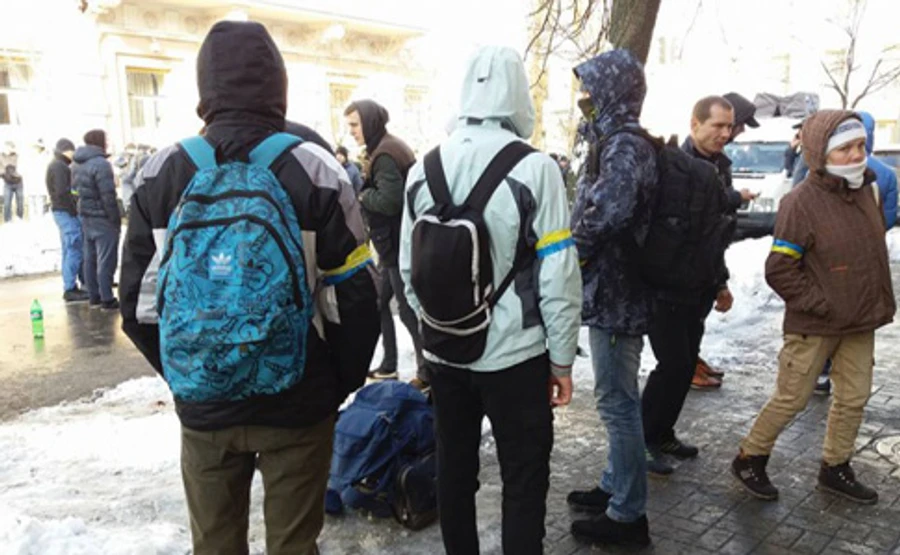 Біля Маріїнського парку збирають тітушок