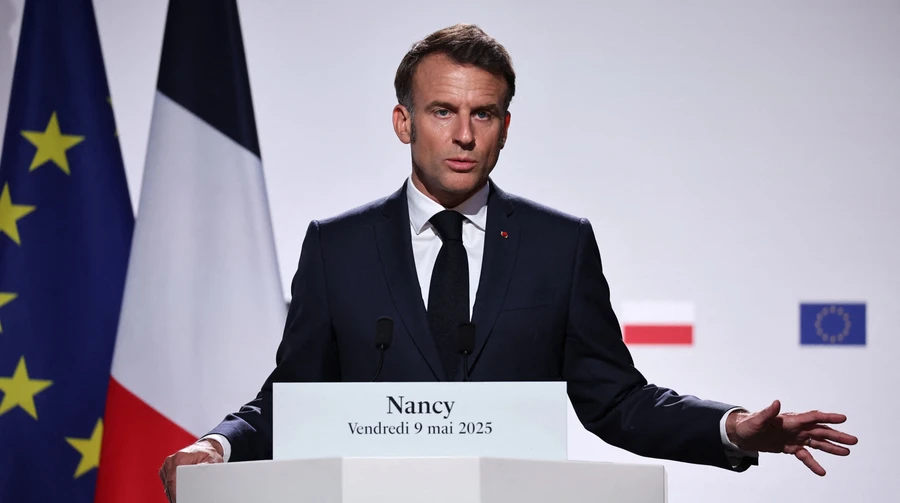 Макрон: Франція відправила у Середземне море авіаносець Шарль де Голль