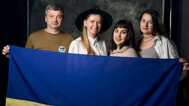 Швейна рота. Як двоє подруг об'єднали понад 500 швей, щоб шити кіберодяг для поранених