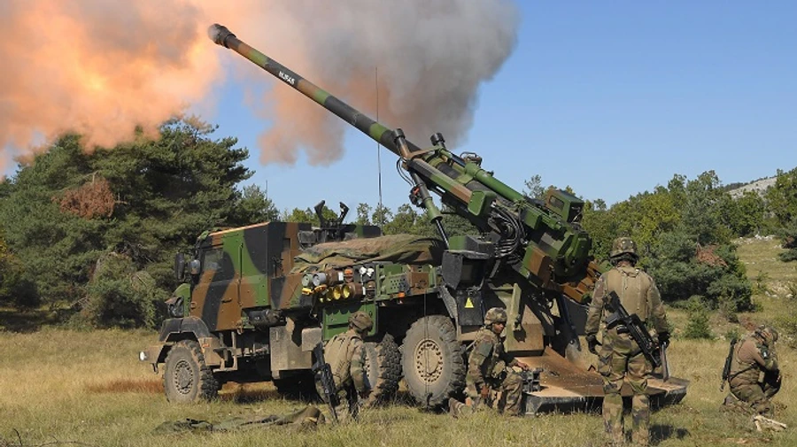 Франція передасть Україні гаубиці Caesar і бронетехніку – Макрон