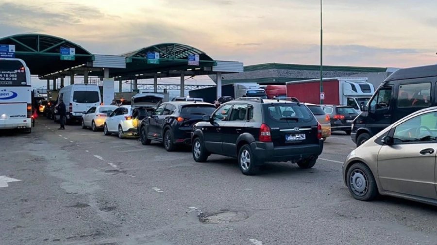Потік на в'їзд в Україну із заходу 30 квітня був максимальним з початку війни