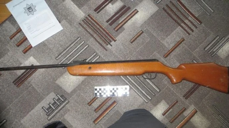 Водія голови Державної архівної служби поранили з рушниці