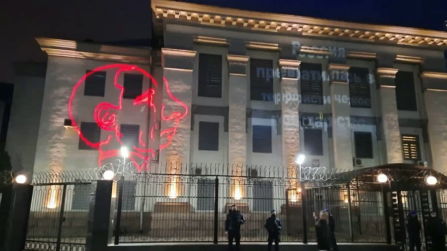 Карикатурой на Путина украсили посольство: РФ направила Украине ноту протеста