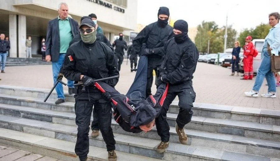 Правозащитники: около 350 человек задержали во время акций в Беларуси