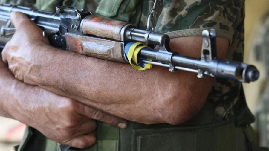 Боевики в субботу трижды открывали огонь, ранили бойца вблизи Песков