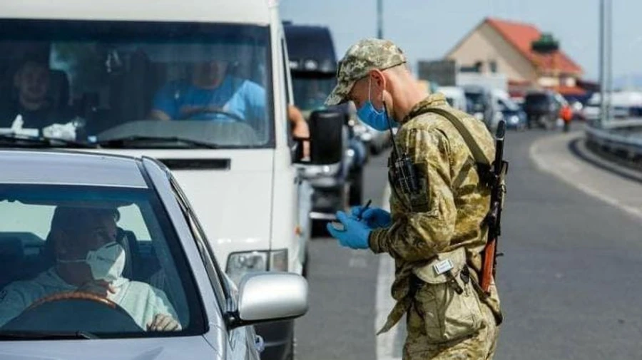 На границе с Венгрией и Румынией образовались очереди