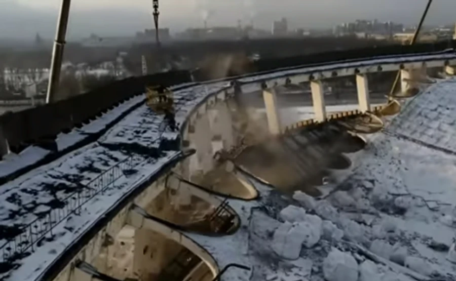 Дах спорткомплексу впав разом з робочим в Петербурзі