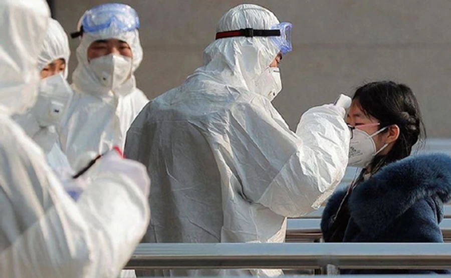 Ожидали человека в скафандре: в Украине приземлился самолет с туристами из Китая