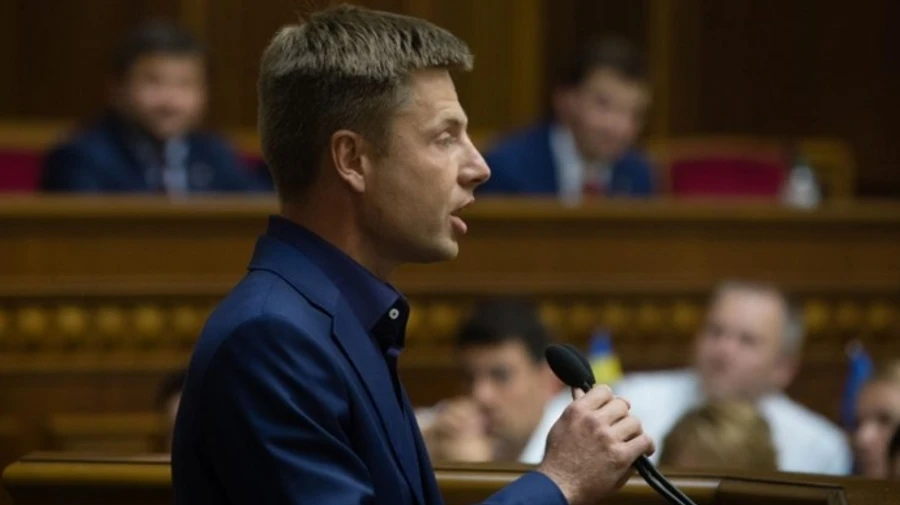 Нардеп Гончаренко зарегистрировал законопроект, который снимает все ограничения на выезд за границу