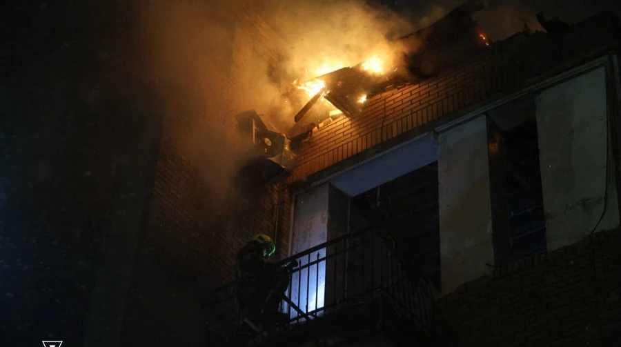 У Києві через атаку ворожих безпілотників постраждала людина, горять автівки – КМВА