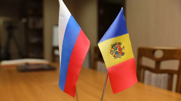 Молдова вручила РФ пляшку з водою з Дністра після розливу нафти внаслідок удару по ГЕС