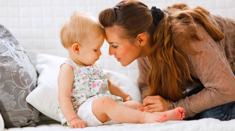 От гуления до фраз: специалисты объяснили, когда дети начинают говорить и что на это влияет