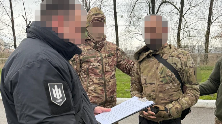 ДБР: Дезертир продавав зброю з фронту, його затримано на Харківщині