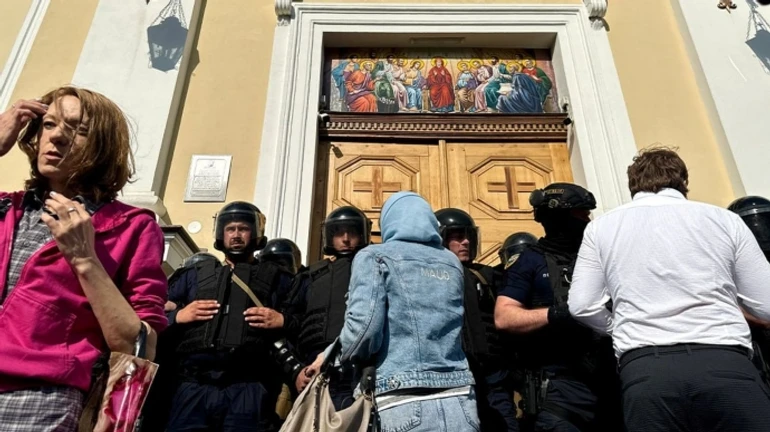 У сутичці біля собору в Чернівцях постраждали 12 людей, серед них правоохоронці