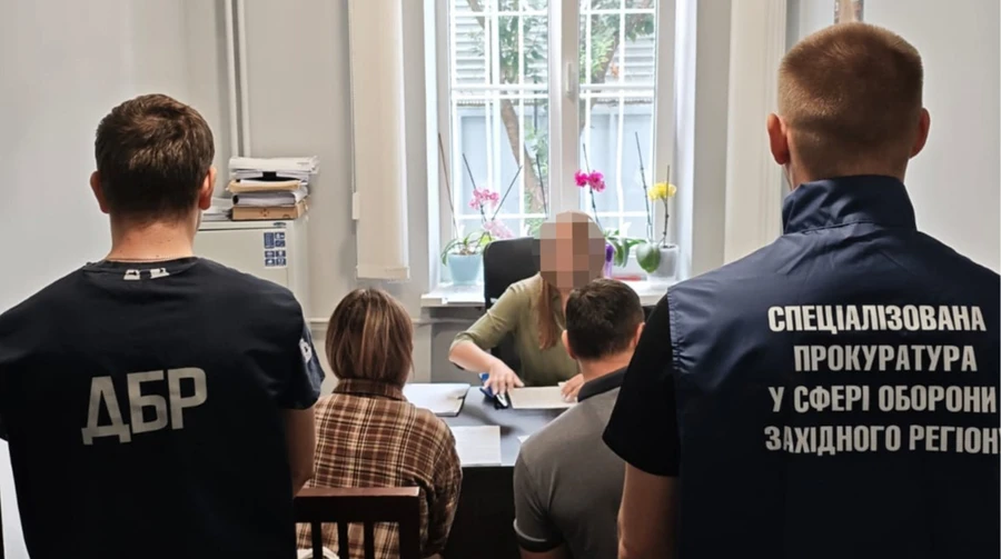 Два роки не з’являлася на службу, але отримала 1,5 млн: підозру оголосили екскомбату і солдатці