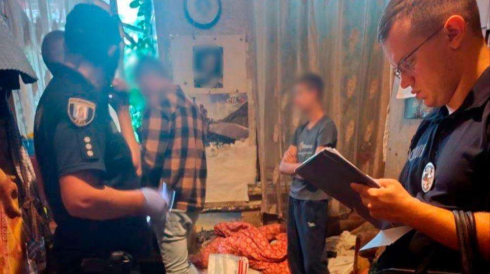 Били ножем та кастетом: у Києві двоє неповнолітніх нападали на жінок – поліція