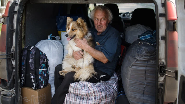 Я поїду і умру… я так хочу додому. Репортаж із Красногорівки, звідки після 10 років війни знову тікають цивільні