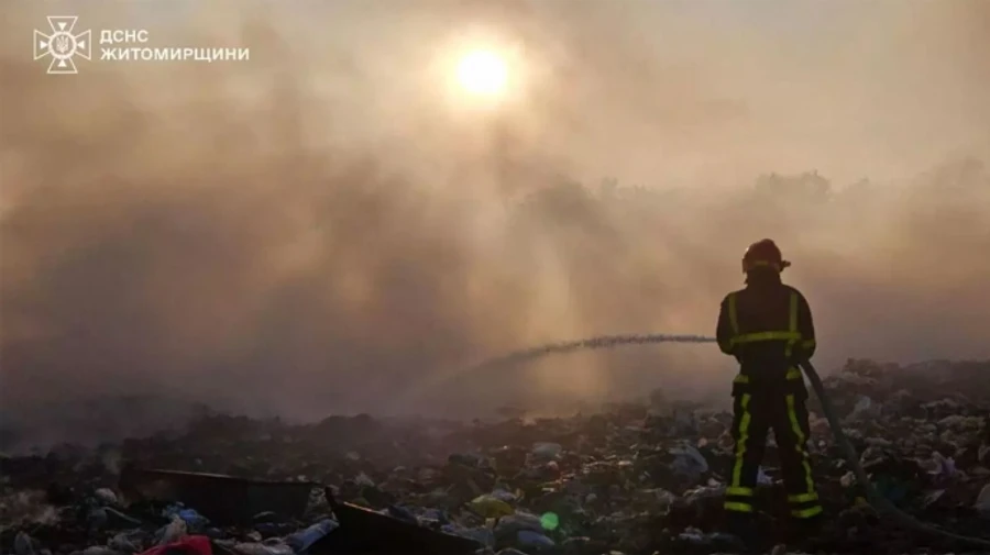 В Житомире горит мусорный полигон: школы перевели на дистанционное обучение
