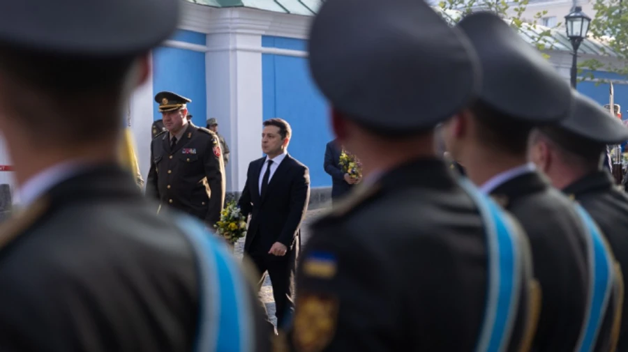 Зеленский на праздник поручил выплатить долги ВСУ