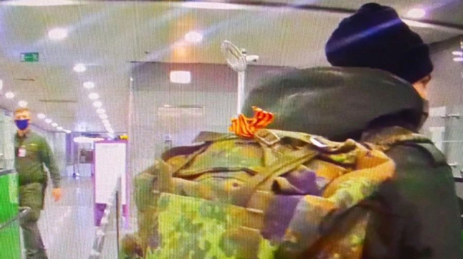 В аэропорту Борисполь завернули немца с георгиевской лентой и россиянку