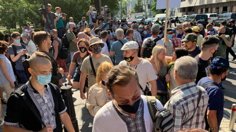 Під Радою триває мовний мітинг, сталася сутичка через дрова