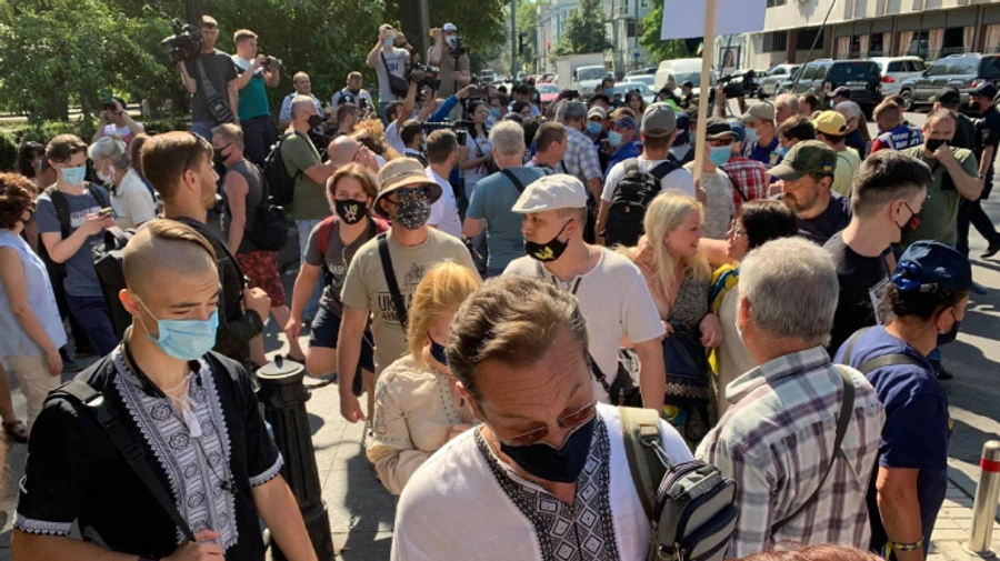 Под Радой продолжается языковой митинг, произошло столкновение из-за дров